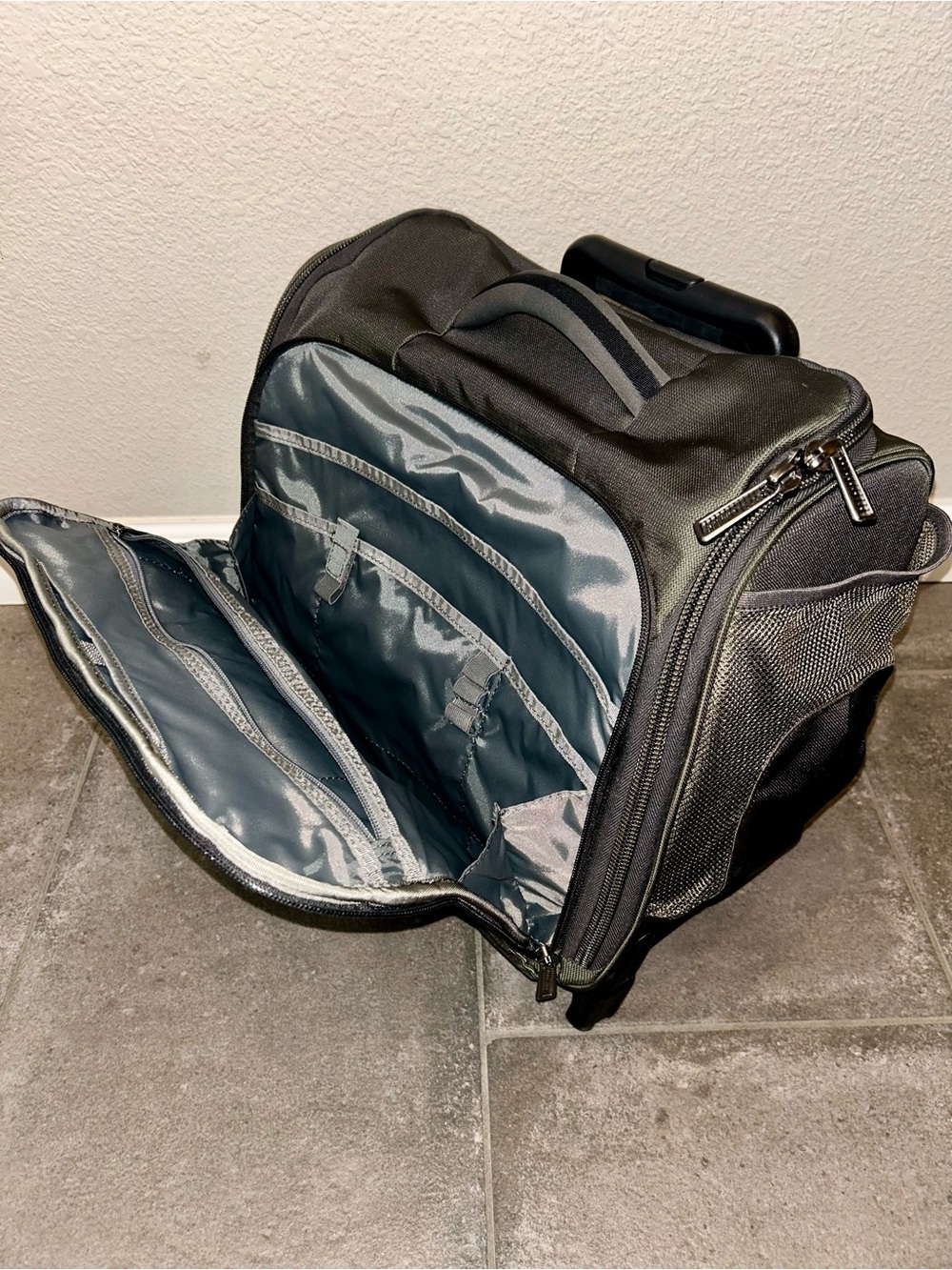 Briggs & Riley Olive Green Rolling Carry-On - Picture 4 of 13